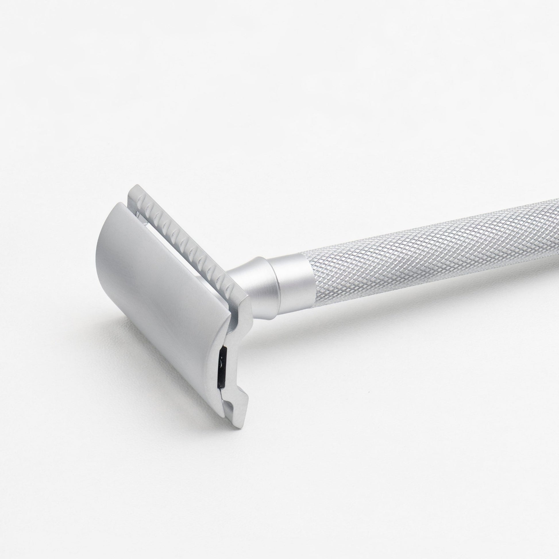 Merkur 3-Piece DE Safety Razor, Closed Comb, Knurled Extra Long Handle, Matte Chrome - Image 9