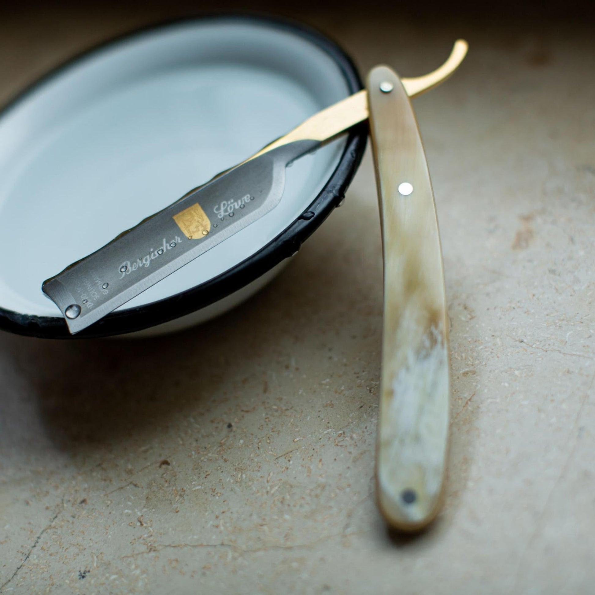 Dovo Straight Razor, "Bergischer Lowe" 5/8", Carbon Steel, Full Hollow Grind, Horn Handle - Image 7