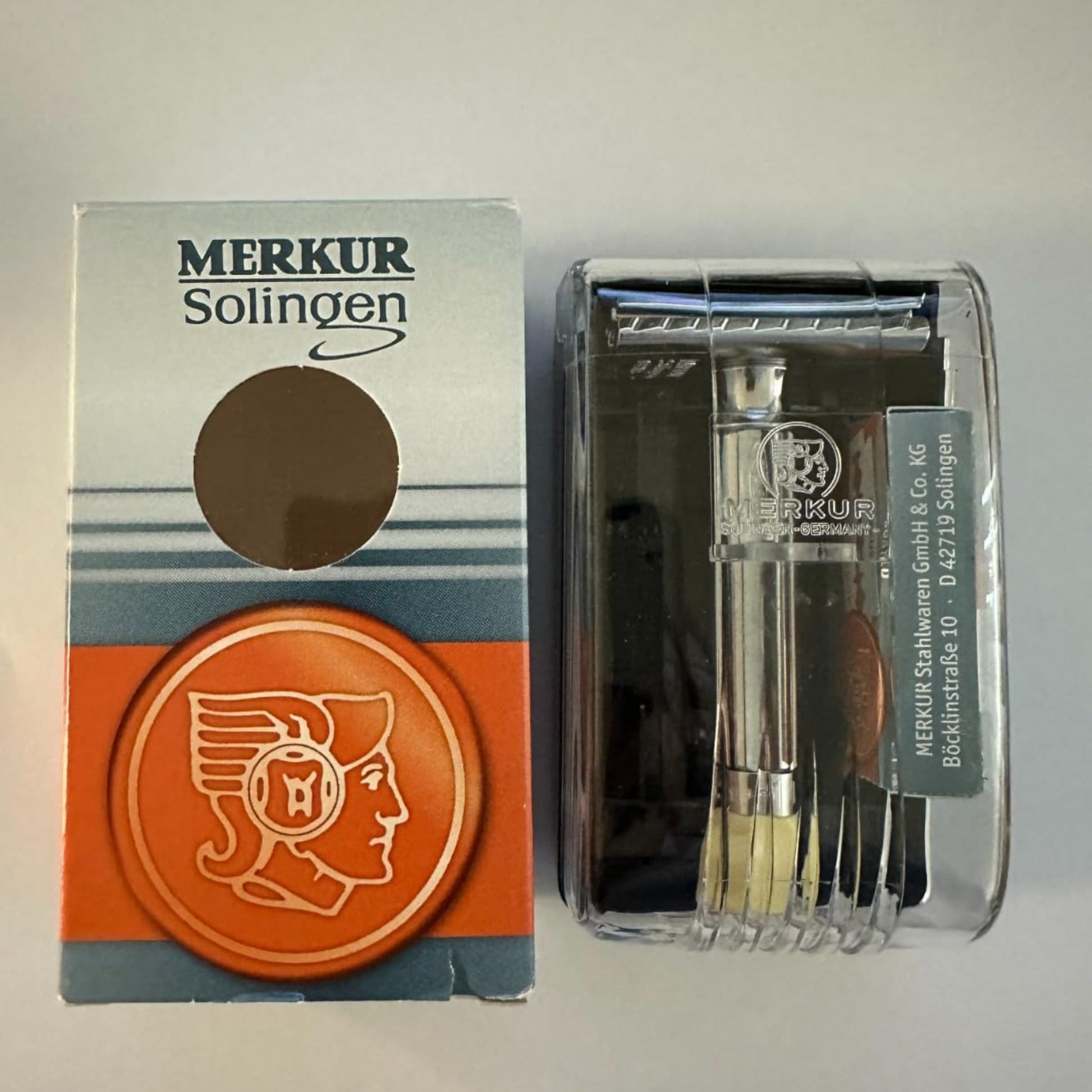 Merkur 3-Piece Shaving Set with Progress Adjustable Razor (500001), Hard Case and 10pack of blades, Chrome - Image 7