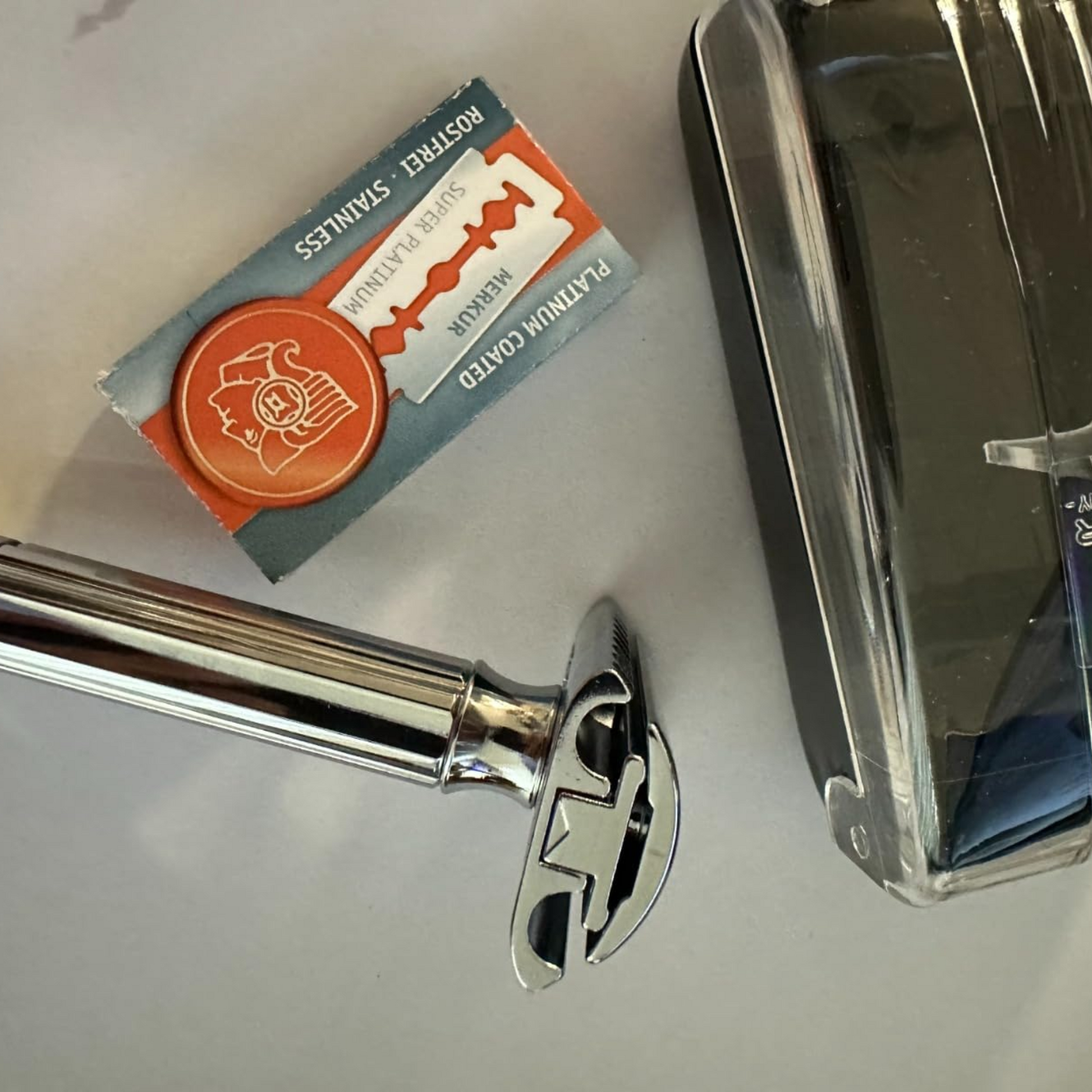 Merkur 3-Piece Shaving Set with Progress Adjustable Razor (500001), Hard Case and 10pack of blades, Chrome - Image 11