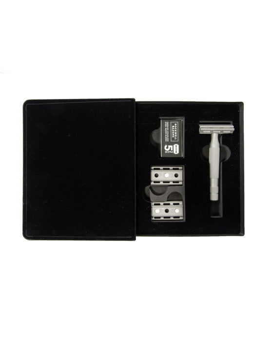 Shaving kit with razor and blades in a black case on a white background - Image 2